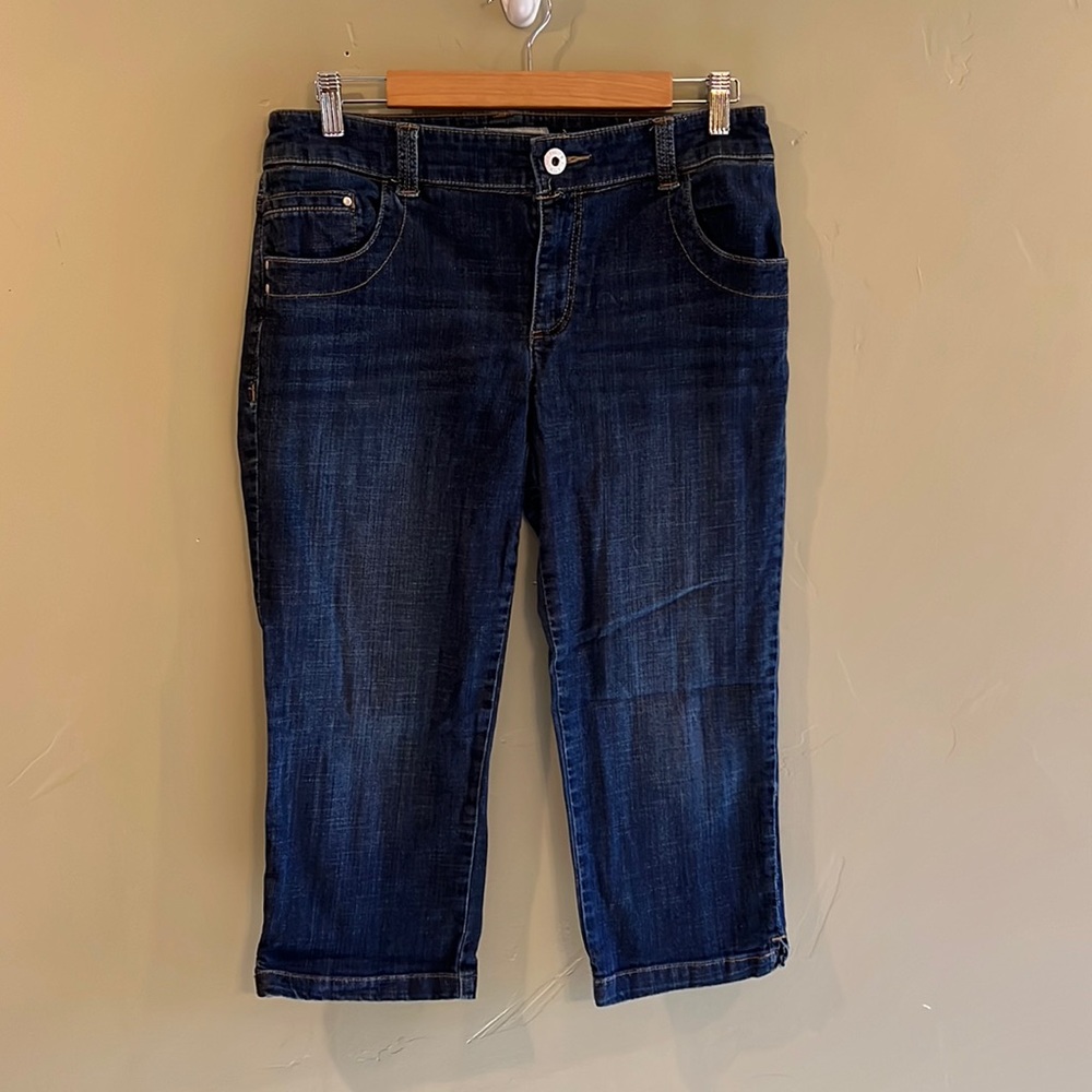 Chico’s Platinum Denim Dark Medium Blue Wash Capri size 1  Medium